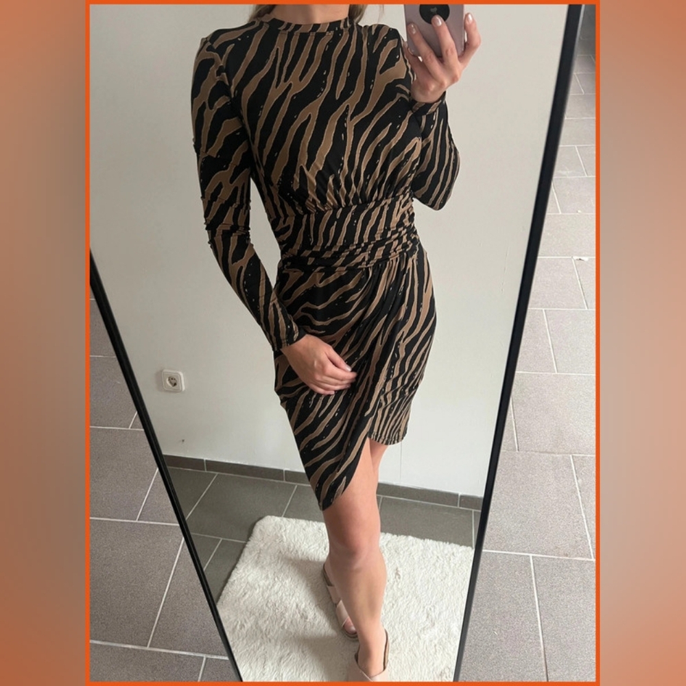 Elegant Zebra Pattern Long Sleeve Dress